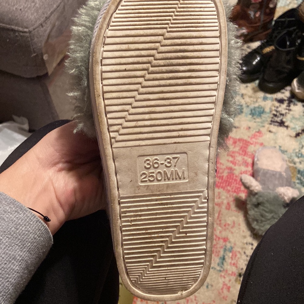 Slippers - Picture 3 of 4